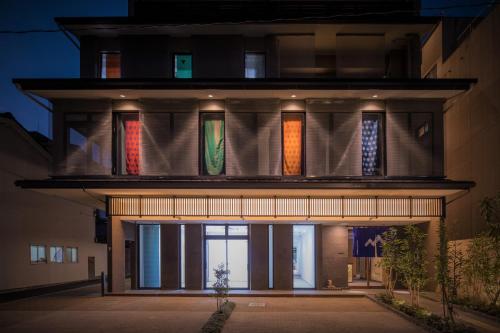 een gebouw met kleurrijke ramen aan de zijkant bij Hotel MONDONCE Kyoto Gojo in Kyoto