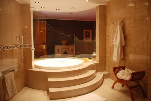 a bathroom with a bath tub and stairs in it at CATANGE HOTEL in Charata