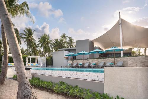 uma imagem de um resort com piscina em Avani Plus Samui Resort em Praia de Taling Ngam