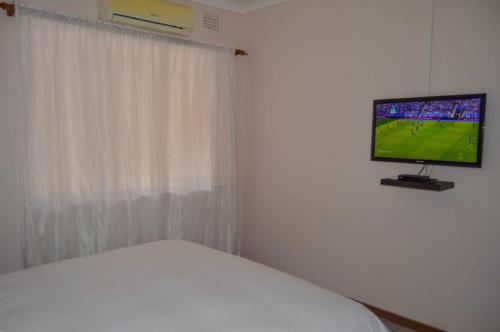 TV o dispositivi per l'intrattenimento presso Emangunini Guest house