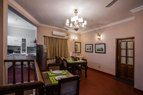 19VillaMira في بونديتْشيري: غرفة طعام وغرفة معيشة مع طاولة طعام