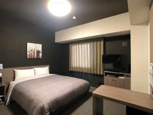 เตียงในห้องที่ Hotel Route-Inn Tsuchiura