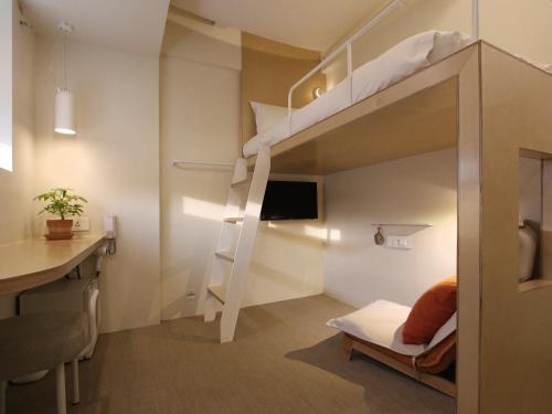 Kleines Zimmer mit einem Etagenbett und einem Schreibtisch. in der Unterkunft Tong Tong Petit Hotel in Seoul