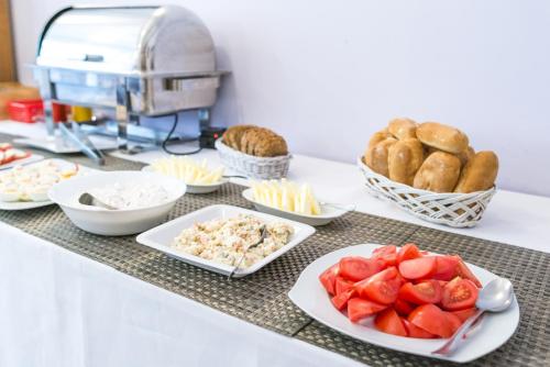 uma mesa coberta com pratos de comida e pão em SCSK Brzeźno em Gdańsk
