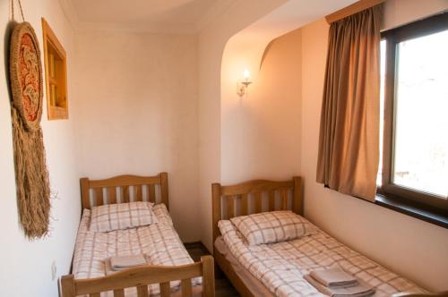 - 2 lits dans une chambre avec fenêtre dans l'établissement Apartment Near Church, à Tbilissi