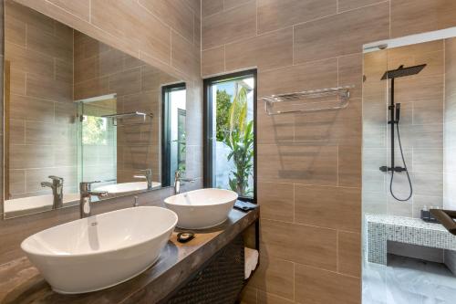 łazienka z 2 umywalkami i prysznicem w obiekcie Braya Villa w mieście Ko Yao Yai