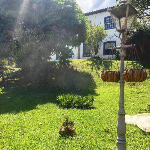 a street light in a yard with a house at Segredo da Serra Guest House in Tiradentes