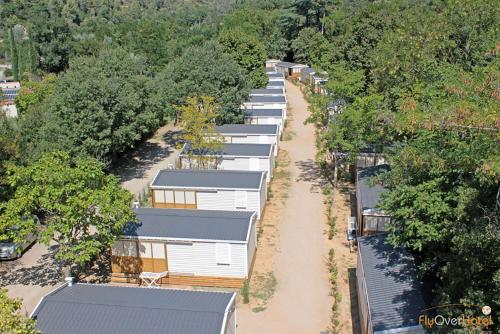 an overhead view of a row of mobile homes at Club Vacances Bleues Domaine de Château Laval in Gréoux-les-Bains