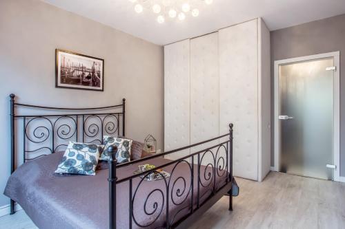 - une chambre avec un lit noir et des oreillers bleus dans l'établissement ClickTheFlat Luxury Apartment in Warsaw, à Varsovie