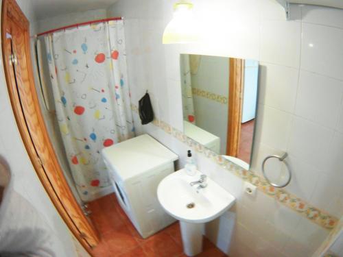 a small bathroom with a sink and a mirror at Casa junto a Itálica in Santiponce