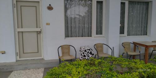 a group of chairs and a table on a porch at 悦來民宿 台東縣民宿334號 in Taiping