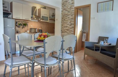 50 meters from the beach! Apartment Flower