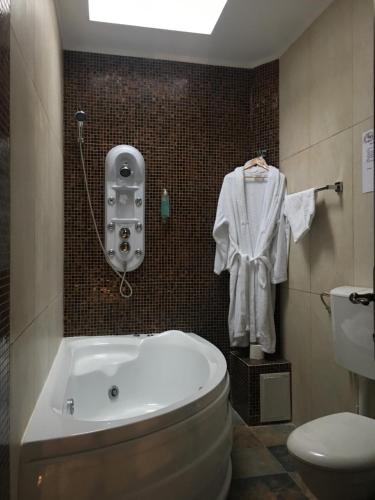 bagno con vasca e servizi igienici di Edy's Royal Predeal a Predeal