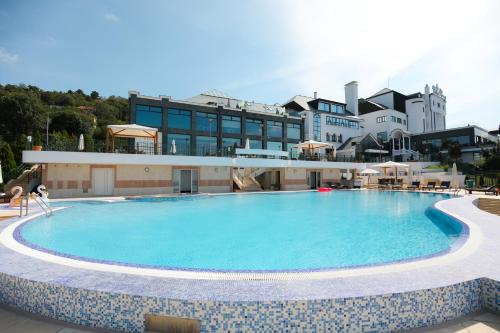 una grande piscina di fronte a un edificio di Hotel Villa Breg a Vršac