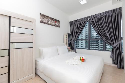 A bed or beds in a room at Arte Plus KLCC by PSM Luxury Suites