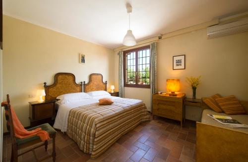A bed or beds in a room at Borgo Filicardo