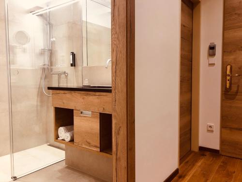 a bathroom with a sink and a shower at Familie Hopfeld - Hotel Dreikönigshof in Stockerau
