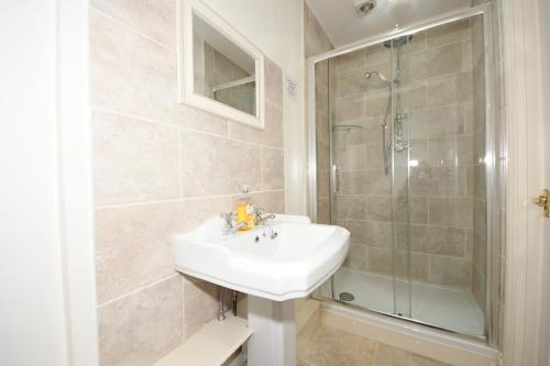 A bathroom at Great Sampford B&B Sorrells farm