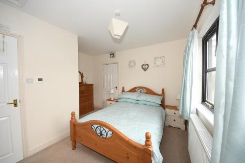 1 dormitorio con cama y ventana en Great Sampford B&B Sorrells farm, en Hempstead