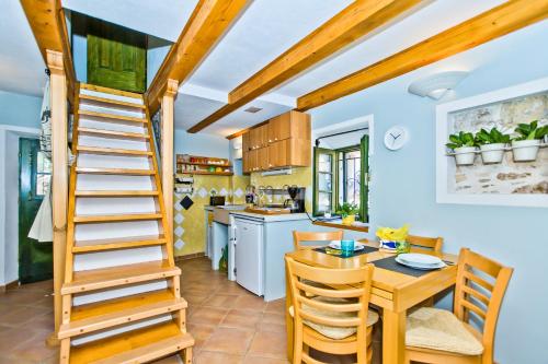 Nhà bếp/bếp nhỏ tại Central Cosy Stone House