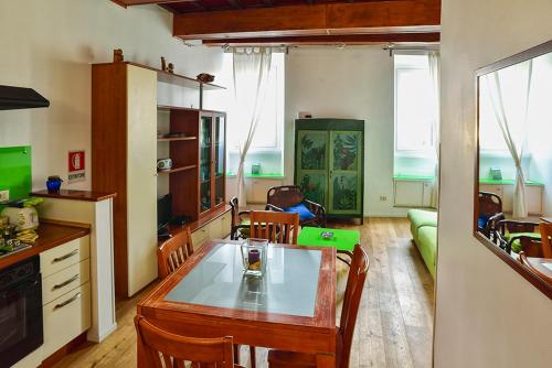 una cucina e un soggiorno con tavolo e sedie di the blu and green apartment a Roma