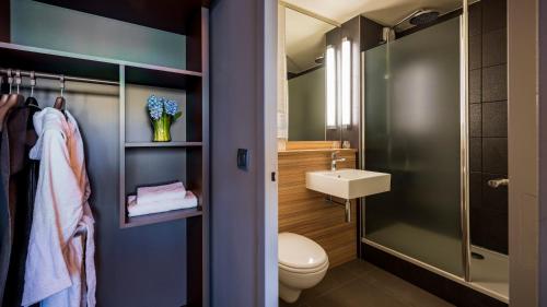 La salle de bains est pourvue d'une douche, de toilettes et d'un lavabo. dans l'établissement Campanile Hotel & Restaurant Eindhoven, à Eindhoven