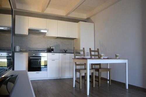 A kitchen or kitchenette at Vento Barocco - Equitazione e Turismo