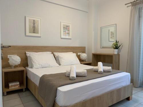 Postel nebo postele na pokoji v ubytování Elounda Canali Apts