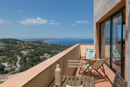 2 bedroom apartment in Begur center. Sea views terrace and pool Ref:H09