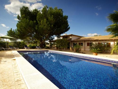 uma piscina em frente a uma casa em Belvilla by OYO Ribes em Santa Margalida