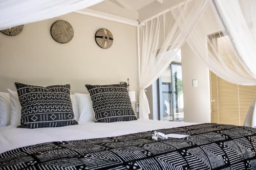 מיטה או מיטות בחדר ב-Rafiki Bush Lodge