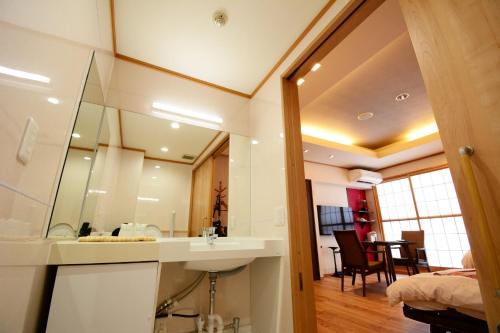 La salle de bains est pourvue d'un lavabo et d'un miroir. dans l'établissement Shizukatei, à Hiraizumi