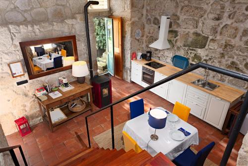 una cucina e una sala da pranzo con tavolo e sedie di Manor House Porto a Porto