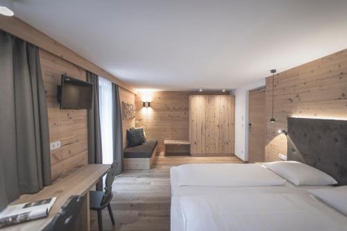 Un pat sau paturi într-o cameră la Ahrner Wirt Apartments