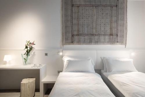 een slaapkamer met 2 bedden en een tafel met een vaas met bloemen bij CP Resort in Taverne