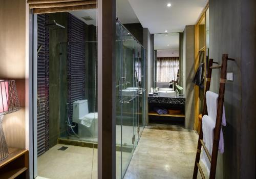 Kylpyhuone majoituspaikassa The Tarna Align Resort - SHA Plus