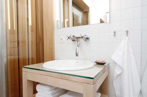 La salle de bains est pourvue d'un lavabo et d'un miroir. dans l'établissement Hochherz - fewo-badhindelang, à Bad Hindelang