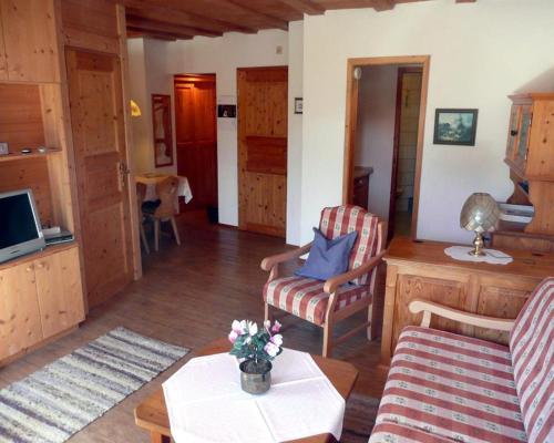 - un salon avec un canapé et une table dans l'établissement Chalet Hirschberg, à Bad Hindelang