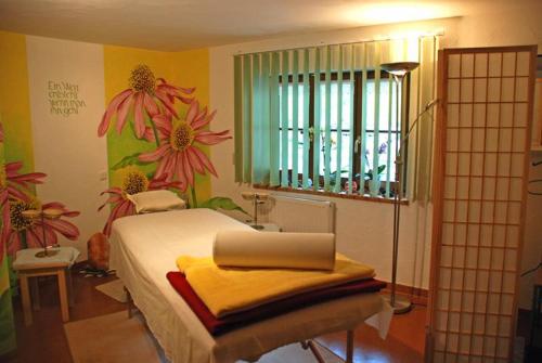 1 dormitorio con 1 cama con ordenador portátil en Ferienhof Ammann en Bad Hindelang