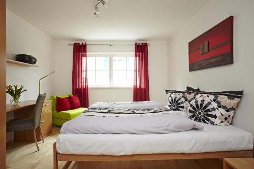 sypialnia z łóżkiem, biurkiem i oknem w obiekcie Ferienwohnung "Beim Schofer" w mieście Bad Hindelang