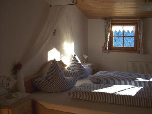 En eller flere senger på et rom på Ferienhof Beim Kemptar