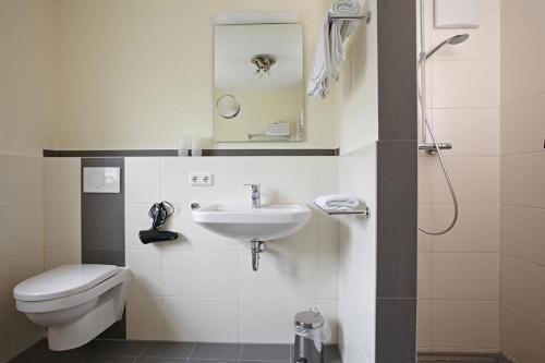 małą łazienkę z toaletą i umywalką w obiekcie Ferienwohnung "Beim Schofer" w mieście Bad Hindelang