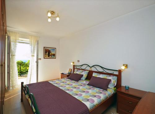 a bedroom with a bed and a window at Villa Olea in Koromačno
