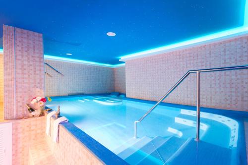 a large swimming pool in a room at Hotel El Tajo & SPA in Ronda