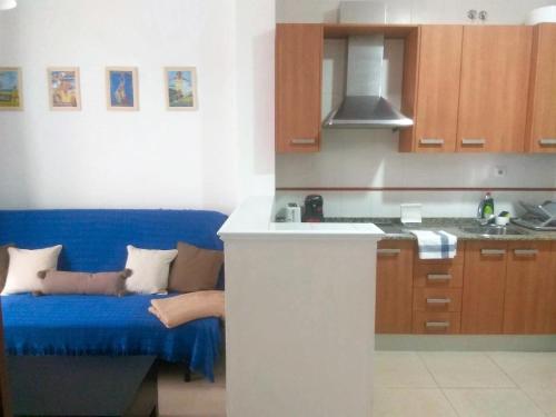 een keuken met een blauwe bank en een wastafel bij Apartamento Feduchy in Cádiz