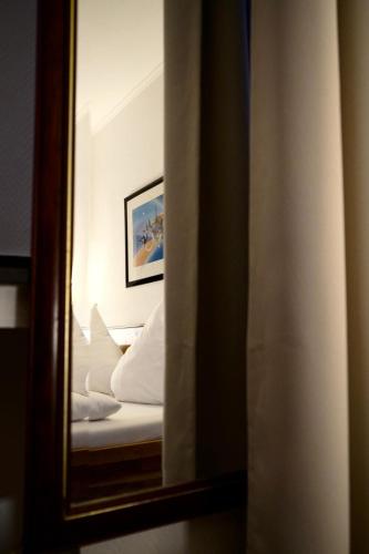 a mirror reflection of a bed in a bedroom at Hotel Berliner Hof in Düsseldorf