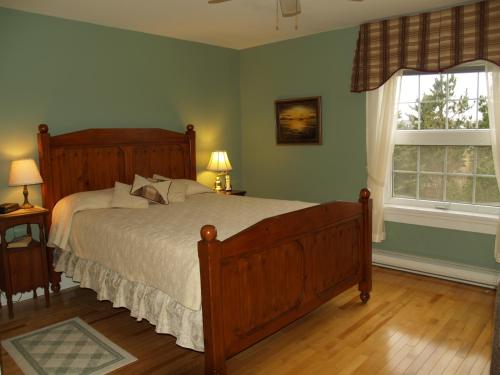 Un dormitorio con una cama grande y una ventana en Bakers Chest B&B, en Truro