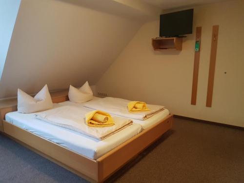 Una cama o camas en una habitación de Gasthof Zur Friedenseiche