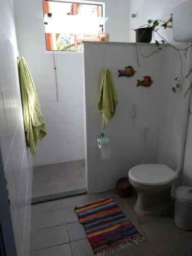 Bilik mandi di Pousada Recanto Devas