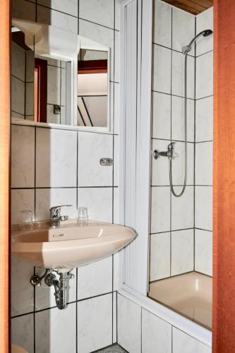 a bathroom with a sink and a shower at Gästehaus Steuer in Bruttig-Fankel